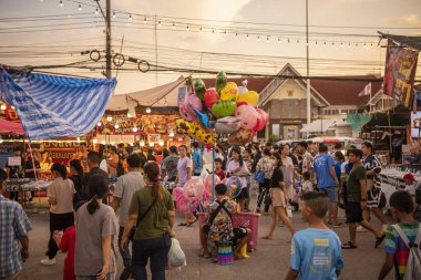 İnsanlar, Mueang Chonburi 'de ve Tayland' da Buffalo Yarış Festivali veya Wing Khwai 'de gıda tezgahları ve büyük pazarın keyfini çıkarıyorlar. Tayland, Chonburi, 27 Ekim, 2023