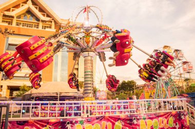 Buffalo Yarış Festivali 'nde ya da Mueang Chonburi' de ve Tayland 'da Wing Khwai' de büyük bir lunapark. Tayland, Chonburi, 27 Ekim, 2023