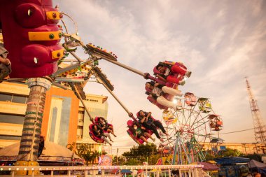 Buffalo Yarış Festivali 'nde ya da Mueang Chonburi' de ve Tayland 'da Wing Khwai' de büyük bir lunapark. Tayland, Chonburi, 27 Ekim, 2023