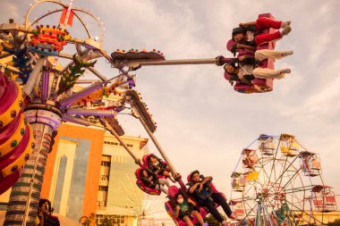 Buffalo Yarış Festivali 'nde ya da Mueang Chonburi' de ve Tayland 'da Wing Khwai' de büyük bir lunapark. Tayland, Chonburi, 27 Ekim, 2023