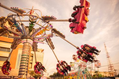 Buffalo Yarış Festivali 'nde ya da Mueang Chonburi' de ve Tayland 'da Wing Khwai' de büyük bir lunapark. Tayland, Chonburi, 27 Ekim, 2023
