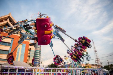 Buffalo Yarış Festivali 'nde ya da Mueang Chonburi' de ve Tayland 'da Wing Khwai' de büyük bir lunapark. Tayland, Chonburi, 27 Ekim, 2023