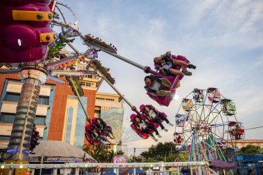 Buffalo Yarış Festivali 'nde ya da Mueang Chonburi' de ve Tayland 'da Wing Khwai' de büyük bir lunapark. Tayland, Chonburi, 27 Ekim, 2023