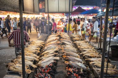 Tayland 'ın Chonburi Eyaleti' ndeki Mueang Chonburi şehrindeki markette taze solungaç balığı. Tayland, Chonburi, 31 Ekim 2023