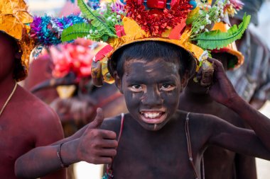Buffalo Yarış Festivali 'ndeki geçit töreni ya da Tayland' ın Chonburi şehrindeki Mueang Chonburi şehrindeki Wing Khwai için bir çocuk hazır. Tayland, Chonburi, 28 Ekim, 2023