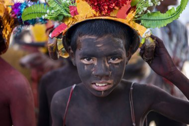 Buffalo Yarış Festivali 'ndeki geçit töreni ya da Tayland' ın Chonburi şehrindeki Mueang Chonburi şehrindeki Wing Khwai için bir çocuk hazır. Tayland, Chonburi, 28 Ekim, 2023