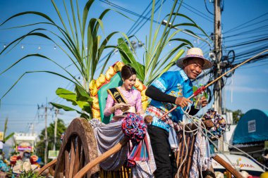 Buffalo Yarış Festivali 'ndeki geçit törenindeki insanlar ve Buffalos ya da Tayland' ın Chonburi eyaletindeki Mueang Chonburi şehrindeki Wing Khwai. Tayland, Chonburi, 28 Ekim, 2023