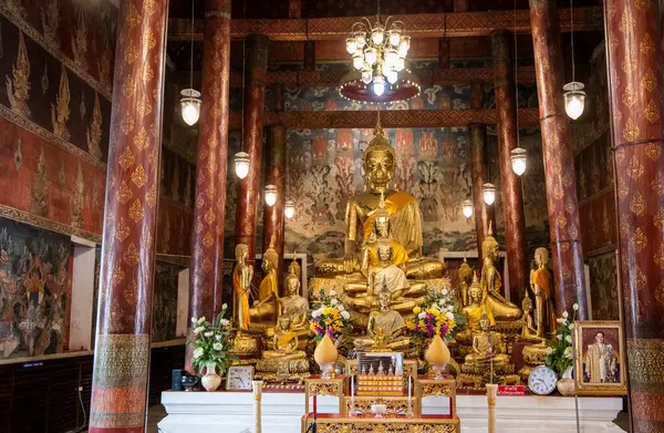 Χρυσά Αγάλματα Του Βούδα Στο Wat Wat Yai Intharam Royal — Φωτογραφία Αρχείου