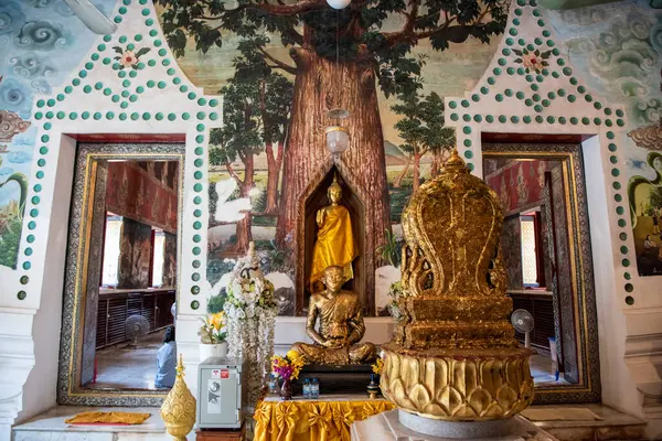Χρυσά Αγάλματα Του Βούδα Στο Wat Wat Yai Intharam Royal — Φωτογραφία Αρχείου