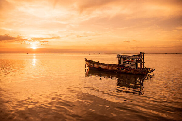 рыбацкая лодка на побережье Дорожный мост в центре города Муанг Чонбури города в провинции Чонбури в Таиланде. Таиланд, Чонбури, 31 октября 2023 года