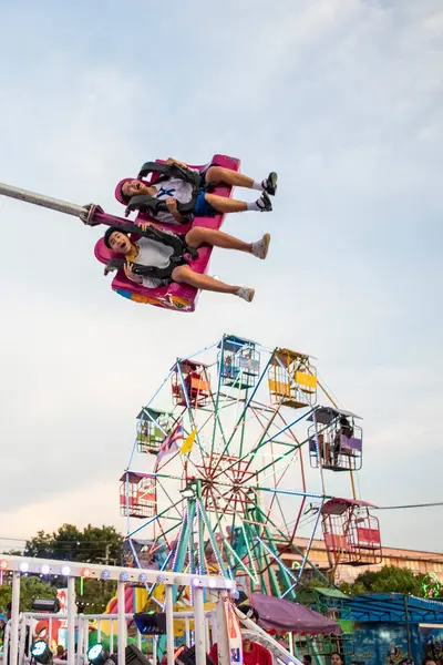 在泰国绵竹市和绵竹市的水牛城赛节或永和会大型游乐场上的一个旋转木马游乐园 Chonburi 2023年10月27日 — 图库照片