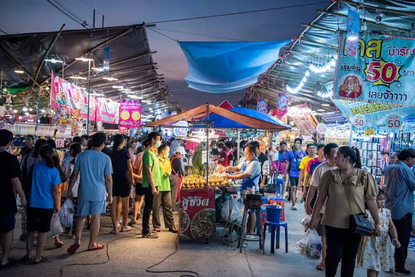 市民可在水牛城赛马场或在泰国绵竹市和省的永和会 享用设有食物摊位和大型街市的大型商品交易会 Chonburi 2023年10月27日 — 图库照片