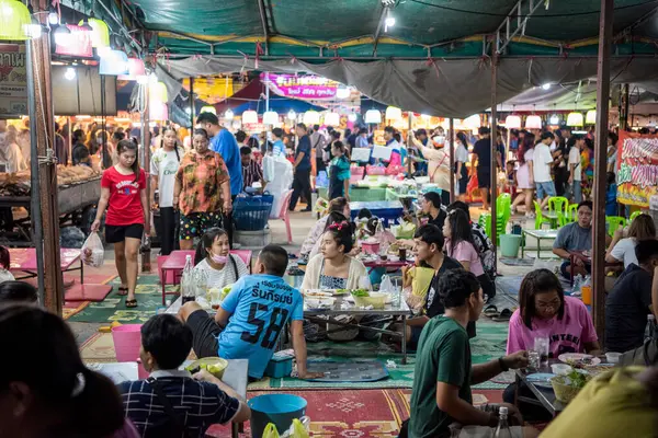 市民可在水牛城赛马场或在泰国绵竹市和省的永和会 享用设有食物摊位和大型街市的大型商品交易会 Chonburi 2023年10月27日 — 图库照片