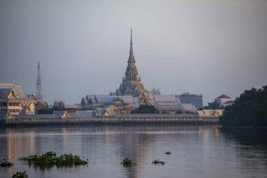 Wat Sothon Wararam Worawihan, Tayland 'ın Chachoengsao şehrindeki Mueang Chachoengsao şehrinde Mae Nam Bang Pakong Nehri üzerinde. Tayland,