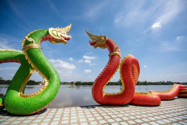 Tayland 'ın Chachoengsao şehrindeki Mueang Chachoengsao şehrindeki Wat Saman Rattanaram' da büyük bir Naga heykeli. Tayland, Chachoengsao, Kasım, 3, 2023