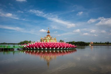 Tayland 'ın Chachoengsao eyaletindeki Mueang Chachoengsao şehrindeki Wat Saman Rattanaram' da büyük bir Lotus adası. Tayland, Chachoengsao, Kasım, 3, 2023