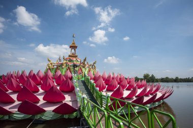 Tayland 'ın Chachoengsao eyaletindeki Mueang Chachoengsao şehrindeki Wat Saman Rattanaram' da büyük bir Lotus adası. Tayland, Chachoengsao, Kasım, 3, 2023