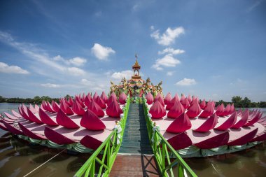 Tayland 'ın Chachoengsao eyaletindeki Mueang Chachoengsao şehrindeki Wat Saman Rattanaram' da büyük bir Lotus adası. Tayland, Chachoengsao, Kasım, 3, 2023