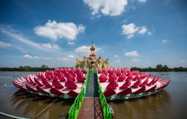 Tayland 'ın Chachoengsao eyaletindeki Mueang Chachoengsao şehrindeki Wat Saman Rattanaram' da büyük bir Lotus adası. Tayland, Chachoengsao, Kasım, 3, 2023
