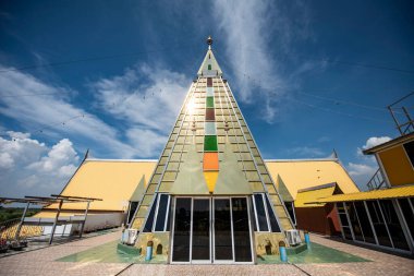 Tayland 'ın Chachoengsao ilindeki Mueang Chachoengsao şehrinin yakınındaki Wat Bang Kaeo' da. Tayland, Chachoengsao, 4 Kasım 2023