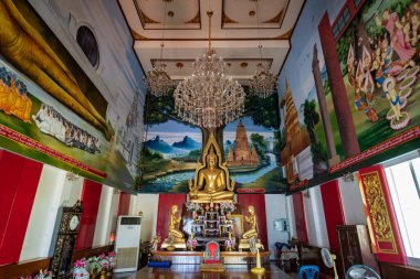 Tayland 'ın Chachoengsao ilindeki Mueang Chachoengsao şehrinin yakınındaki Wat Bang Kaeo' da. Tayland, Chachoengsao, 4 Kasım 2023