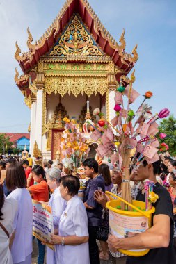 Tayland 'ın Chachoengsao şehrindeki Mueang Chachoengsao şehrinde Wat Chom Phothayaram' da bir tapınak töreni. Tayland, Chachoengsao, 5 Kasım 2023