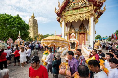 Tayland 'ın Chachoengsao şehrindeki Mueang Chachoengsao şehrinde Wat Chom Phothayaram' da bir tapınak töreni. Tayland, Chachoengsao, 5 Kasım 2023
