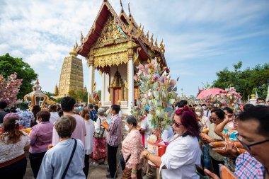 Tayland 'ın Chachoengsao şehrindeki Mueang Chachoengsao şehrinde Wat Chom Phothayaram' da bir tapınak töreni. Tayland, Chachoengsao, 5 Kasım 2023