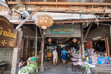 Talat Khlong Suan Roi Pi, Tayland 'ın Chachoengsao şehrindeki Mueang Chachoengsao şehrinin yakınlarında 100 yıllık antik bir pazardır. Tayland, Chachoengsao, 5 Kasım 2023