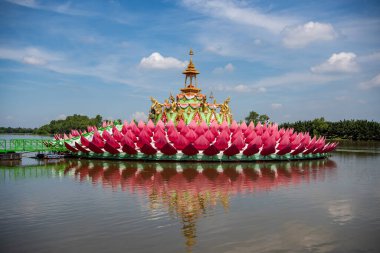 Tayland 'ın Chachoengsao eyaletindeki Mueang Chachoengsao şehrindeki Wat Saman Rattanaram' da büyük bir Lotus adası. Tayland, Chachoengsao, Kasım, 3, 2023