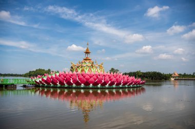 Tayland 'ın Chachoengsao eyaletindeki Mueang Chachoengsao şehrindeki Wat Saman Rattanaram' da büyük bir Lotus adası. Tayland, Chachoengsao, Kasım, 3, 2023
