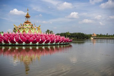 Tayland 'ın Chachoengsao eyaletindeki Mueang Chachoengsao şehrindeki Wat Saman Rattanaram' da büyük bir Lotus adası. Tayland, Chachoengsao, Kasım, 3, 2023