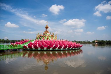 Tayland 'ın Chachoengsao eyaletindeki Mueang Chachoengsao şehrindeki Wat Saman Rattanaram' da büyük bir Lotus adası. Tayland, Chachoengsao, Kasım, 3, 2023