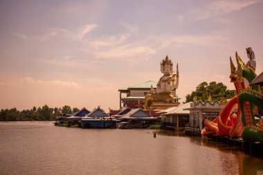 Wat Saman Rattanaram, Tayland 'ın Chachoengsao şehrindeki Mueang Chachoengsao şehrindeki Mae Nam Bang Pakong nehrinde. Tayland, Chachoengsao, Kasım, 3, 2023
