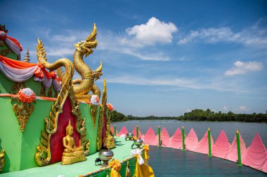 Tayland 'ın Chachoengsao eyaletindeki Mueang Chachoengsao şehrindeki Wat Saman Rattanaram' da büyük bir Lotus adası. Tayland, Chachoengsao, Kasım, 3, 2023