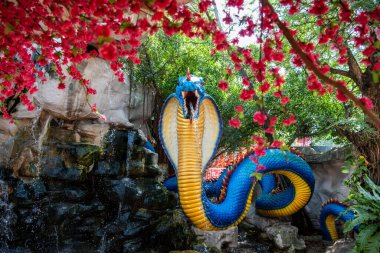 Tayland 'ın Chachoengsao şehrindeki Mueang Chachoengsao şehrindeki Wat Saman Rattanaram' da büyük bir kobra yılan figürü. Tayland, Chachoengsao, Kasım, 3, 2023