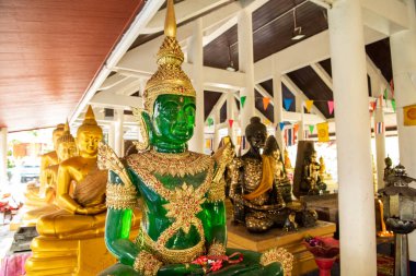 Buda Wat Pho Bang Khla Tapınağı içinde Tayland 'ın Chachoengsao şehrindeki Mueang Chachoengsao şehrinin yakınlarında. Tayland, Chachoengsao, 4 Kasım 2023