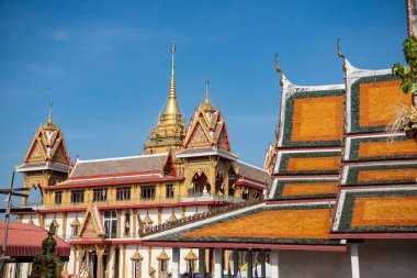 Tayland 'ın Chachoengsao şehrindeki Mueang Chachoengsao şehrinin yakınındaki Wat Bang Prongtham Chotikaram' da bir muhafız figürü. Tayland, Chachoengsao, 5 Kasım 2023