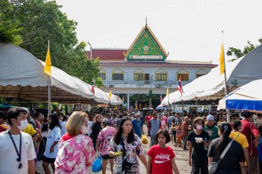 Tayland 'ın Chachoengsao şehrindeki Mueang Chachoengsao şehrinde Wat Chom Phothayaram' da bir tapınak töreni. Tayland, Chachoengsao, 5 Kasım 2023