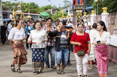Tayland 'ın Chachoengsao şehrindeki Mueang Chachoengsao şehrinde Wat Chom Phothayaram' da bir tapınak töreni. Tayland, Chachoengsao, 5 Kasım 2023
