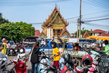 Tayland 'ın Chachoengsao şehrindeki Mueang Chachoengsao şehrinde Wat Chom Phothayaram' da bir tapınak töreni. Tayland, Chachoengsao, 5 Kasım 2023