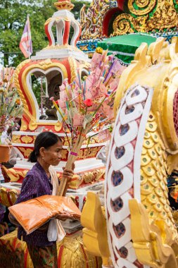 Tayland 'ın Chachoengsao şehrindeki Mueang Chachoengsao şehrinde Wat Chom Phothayaram' da bir tapınak töreni. Tayland, Chachoengsao, 5 Kasım 2023