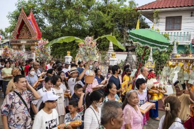 Tayland 'ın Chachoengsao şehrindeki Mueang Chachoengsao şehrinde Wat Chom Phothayaram' da bir tapınak töreni. Tayland, Chachoengsao, 5 Kasım 2023