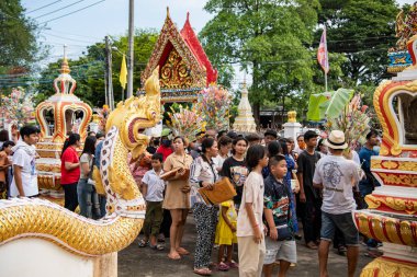 Tayland 'ın Chachoengsao şehrindeki Mueang Chachoengsao şehrinde Wat Chom Phothayaram' da bir tapınak töreni. Tayland, Chachoengsao, 5 Kasım 2023