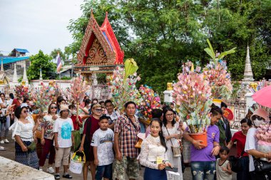 Tayland 'ın Chachoengsao şehrindeki Mueang Chachoengsao şehrinde Wat Chom Phothayaram' da bir tapınak töreni. Tayland, Chachoengsao, 5 Kasım 2023