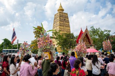 Tayland 'ın Chachoengsao şehrindeki Mueang Chachoengsao şehrinde Wat Chom Phothayaram' da bir tapınak töreni. Tayland, Chachoengsao, 5 Kasım 2023