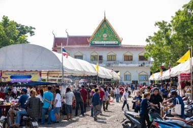 Tayland 'ın Chachoengsao şehrindeki Mueang Chachoengsao şehrinde Wat Chom Phothayaram' da bir tapınak töreni. Tayland, Chachoengsao, 5 Kasım 2023