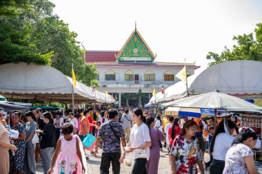 Tayland 'ın Chachoengsao şehrindeki Mueang Chachoengsao şehrinde Wat Chom Phothayaram' da bir tapınak töreni. Tayland, Chachoengsao, 5 Kasım 2023