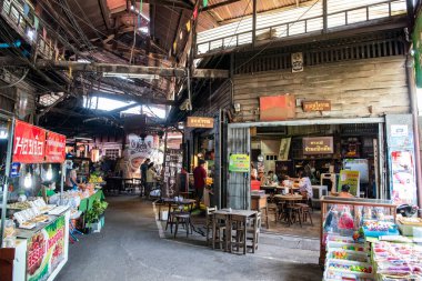 Talat Khlong Suan Roi Pi, Tayland 'ın Chachoengsao şehrindeki Mueang Chachoengsao şehrinin yakınlarında 100 yıllık antik bir pazardır. Tayland, Chachoengsao, 5 Kasım 2023