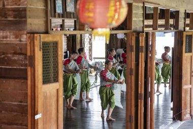 Talat Khlong Suan Roi Pi 'de geleneksel Tayland Dansı. Tayland' ın Chachoengsao kenti yakınlarındaki eski 100 yıllık bir pazar. Tayland, Chachoengsao, 5 Kasım 2023